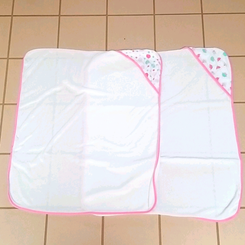 2 hooded baby towels